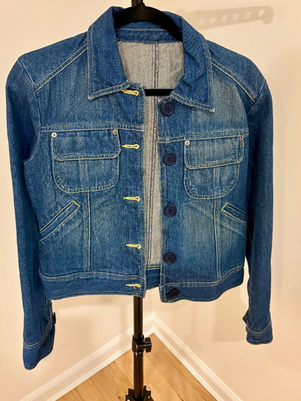⭐ Medium Wash Cropped Utility Denim Jacket with Contrast Stitch